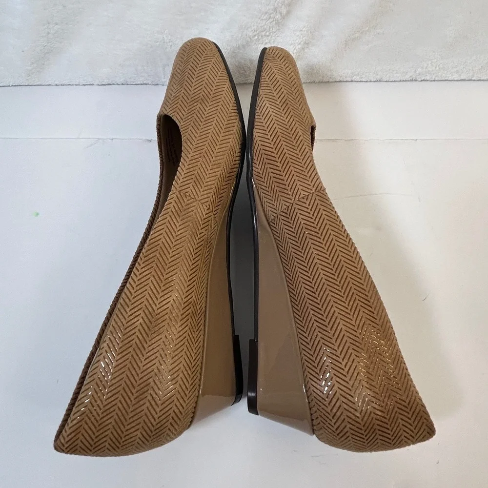 Trotters Lauren Taupe Suede Herringbone Wedge Pumps Womens 8.5 N